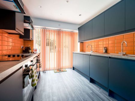 OX Living is proud to present this high-quality 8-bedroom co-living property, perfect for working professionals looking for stylish, stress-free living. Room 3 - Photo 3