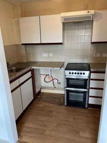 1 Bed Flat, Litchfield Court, M24 - Photo 3