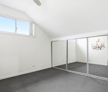 MODERN 2 BEDROOM TOWNHOUSE - Photo 2