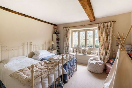 Substantial Country Residence in the heart of Coln St. Aldwyns. - Photo 3