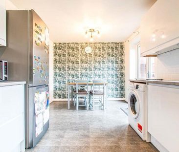 3 bedroom semi-detached house to rent - Photo 6