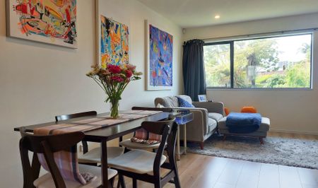 Stunning Two Bedroom Townhouse - Photo 4