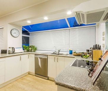 Sunny, Beautiful Home with Lovely Garden - Photo 2