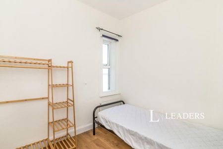 3 bedroom flat to rent - Photo 4