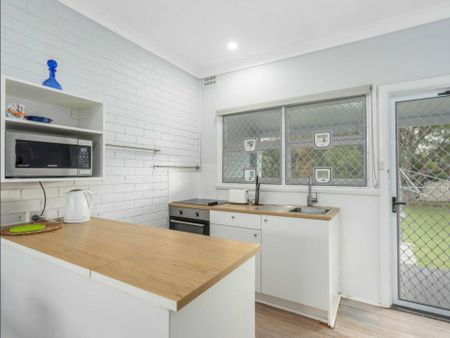 Tidy 2 Bedroom Unit - Photo 3