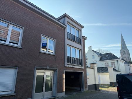 TE HUUR: Ruim twee-slaapkamerappartement in centrum Ruiselede. - Foto 2