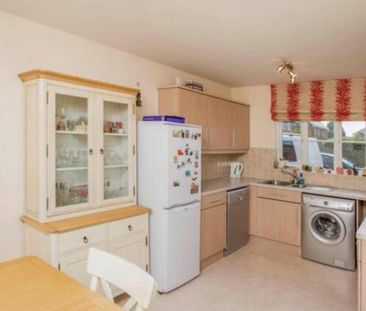 A 4 Bedroom Semi-Detached House Instruction to Let in Bexhill-on-Sea - Photo 6