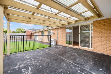 3 bedroom family home ready to move in! - Photo 3