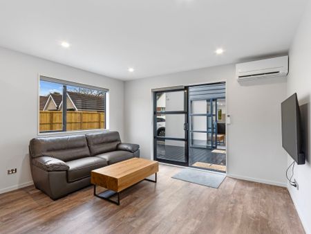 Modern and Sunny Room - Photo 4