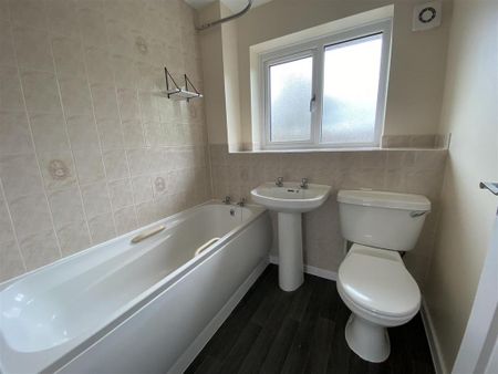 3 bedroom semi-detached house to rent - Photo 4