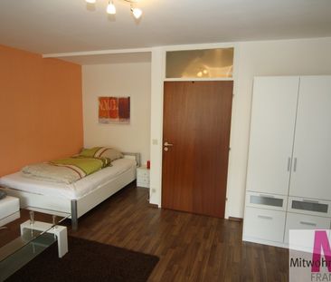 Ruhiges lichtdurchflutetes Apartment mit moderner Möblierung - Photo 2