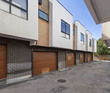 Modern Two-Level Townhouse with Spacious Living and Stylish Finishes - Photo 4