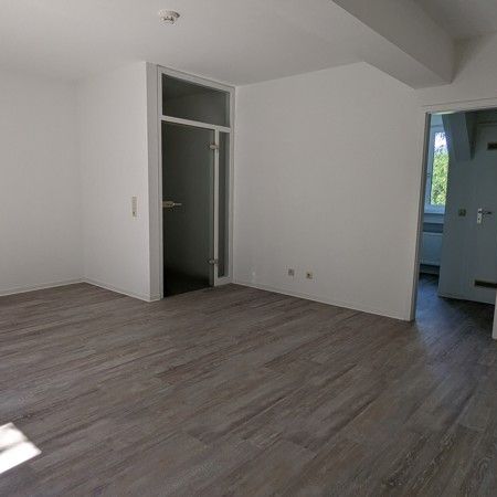 Helle und gut geschnittene 1 Zimmer Wohnung im Dachgeschoss - Photo 1