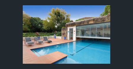 Stylish Modern Apartment with Secure Parking - Photo 5