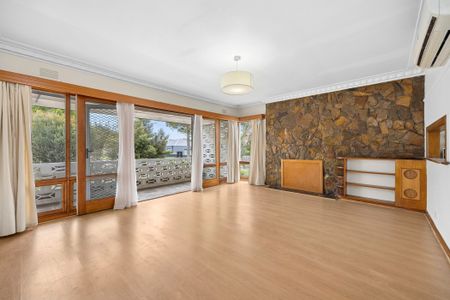 Retro Gem - Refurbished Three Bedroom Home - Photo 4