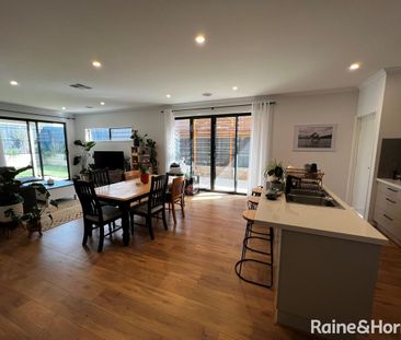 Splendid 4Br Home in Mount Duneed just before Torquay! - Photo 2