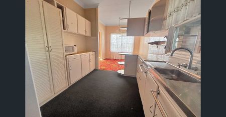 Charming 3-Bedroom Home with Dual Access and Garden Setting 🌿 - Photo 5