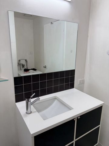 Modern 2-Bedroom Apartment for Rent in the Heart of Melbourne CBD - Photo 5