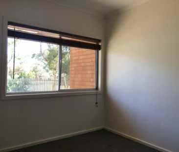 4 Bedroom, 2 Bathroom House in Larapinta with Outdoor Entertaining - Photo 1