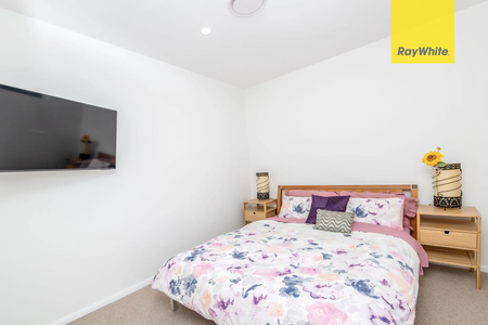 Luxury Living Awaits - Stylish 3-Bedroom Apartment in Hope Island Resort - Photo 4