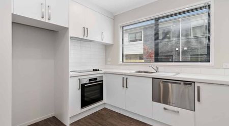 Near new townhouse, spacious, great location! - Photo 5