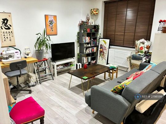 1 bedroom in a flat share to rent - Photo 1