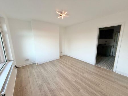 2 bedroom end of terrace house to rent - Photo 2