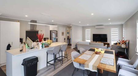 Modern Three-bedroom Home - Photo 5