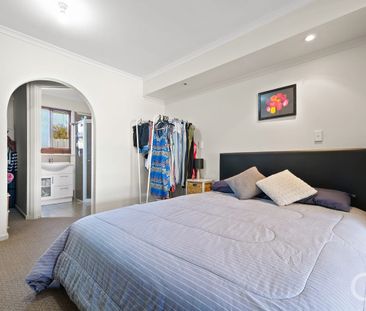 Open the Door to Coastal Comfort - Photo 2