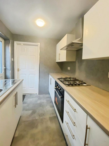 1 bedroom semi-detached house to rent - Photo 2