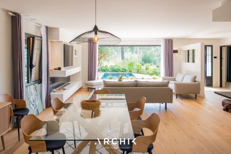 Architecture inspirée des cabanes de résiniers, cette maison de 180 m2 nichée sur un terrain de 1 000 m2 en position dominante offre de belles vues depuis les hauteurs du Pyla. - Photo 3