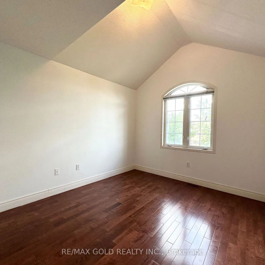 Detached Home For Lease | W9053645 - Photo 1