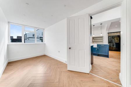 4 bedroom end of terrace house to rent - Photo 2