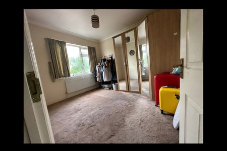 3 Bed Terraced House, Whites Avenue, IG2 - Photo 4