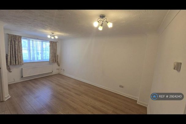4 bedroom end of terrace house to rent - Photo 1