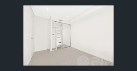 Modern 1-Bed Apartment With Separate Study & Secure Parking - Photo 2