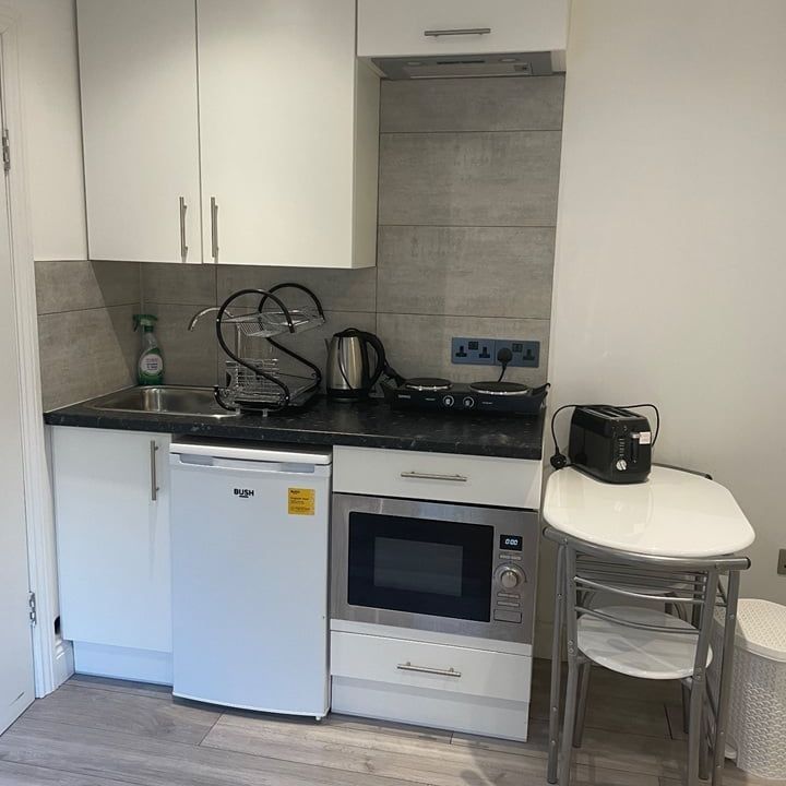 Studio Flat, Grants Close, NW7 - Photo 1