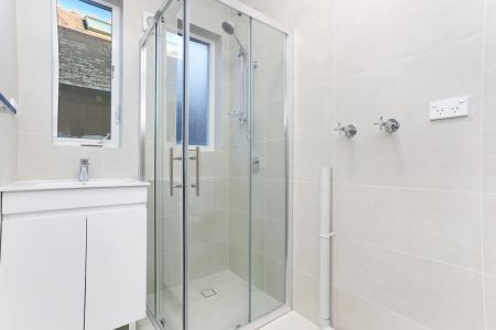 Bright one bedroom plus sunroom in a classic Art Deco block. - Photo 3