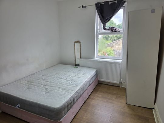 6 Bed Terraced House, Grove Road, E17 - Photo 1