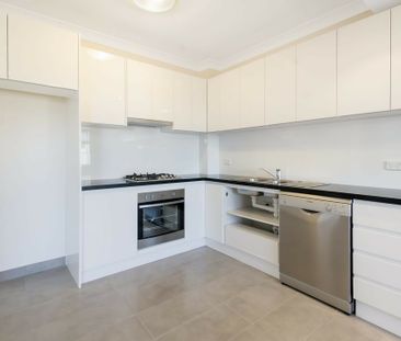 Oversized 2 Bedroom Unit - Double Lock Up Garage - Photo 3