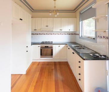 Perfectly positioned 3-bedroom 2-bathroom town home - 6 month lease - Photo 3