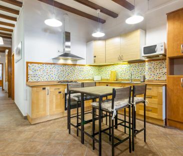 Outside room with balcony facing George Orwell Square in Barcelona'... - Photo 2