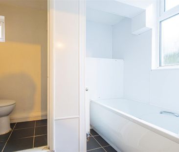 1 bed Flat To Let - Photo 3