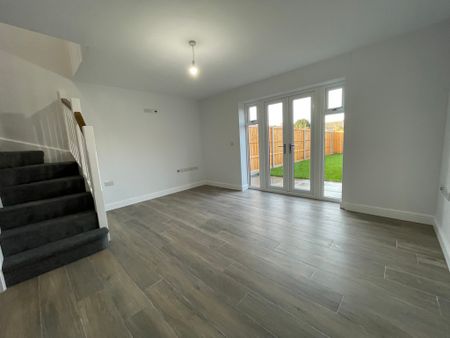 2 bedroom Semi-Detached House to let - Photo 5