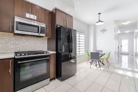 For Lease - 136 Westbank Trail, Hamilton, Ontario - Photo 2