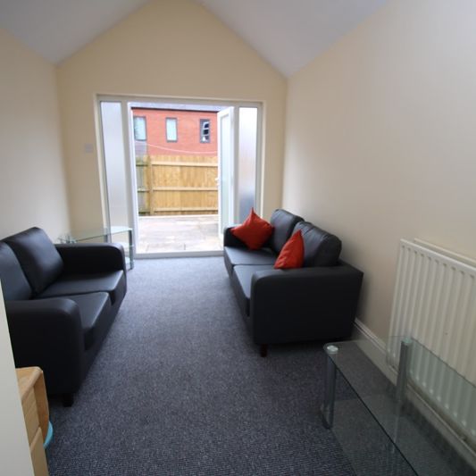 98 Newland Street West - Photo 1