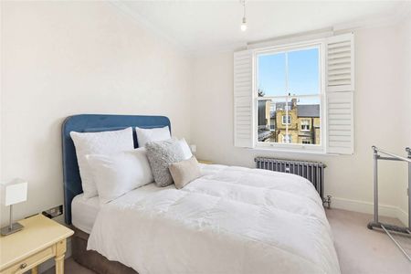 A bright and well-proportioned, three-bedroom apartment conveniently situated on a quiet residential street moments from Kings Road SW3. - Photo 5