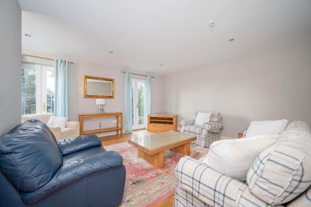 Apartment 3 Lily Court 14a Deramore Park South, Belfast, BT9 5JY - Photo 3