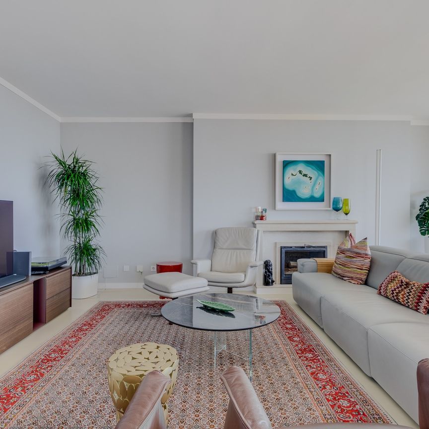 Fully renovated 3 bedroom apartment with shared pool in Cascais - Photo 1
