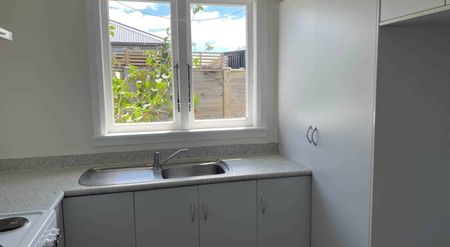 Bungalow on Kirk Street - Photo 4